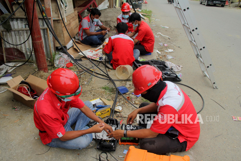 Sejumlah pekerja melakukan perbaikan jaringan telepon di lokasi gempa bumi Mamuju, Sulawesi Barat, Rabu (20/1/2021). Pasca Gempa bumi Sulawesi Barat berkekuatan Magnitudo 6,2 yang terjadi pada Jumat (15/1) lalu, pihak Telkom melakukan percepatan pemulihan jaringan telefon dan internet. 