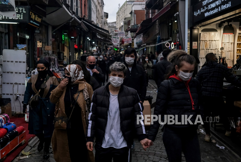 Orang-orang yang memakai masker wajah saat mereka berbelanja di bazaar lokal utama, di tengah pandemi virus corona yang sedang berlangsung di Istanbul, Turki, Tercatat, terjadi kenaikan angka kasus Covid-19  di negara ini. Turki mulai melonggarkan pembatasan terhadap pandemi di setiap provinsi pada awal Maret,