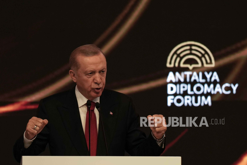 Presiden Turki Recep Tayyip Erdogan memberikan pidato saat upacara pembukaan Forum Diplomasi Antalya di Antalya, Turki, Jumat, (1/3/2024).