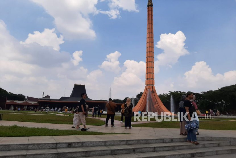 Suasana Taman Mini Indonesia Indah (TMII), Jakarta Timur yang dipadati pengunjung di masa libur Lebaran 2023, Ahad (23/4/2023). Puncak jumlah pengunjung diprediksi terjadi hari ini dan besok. Republika/Alkhaledi Kurnialam