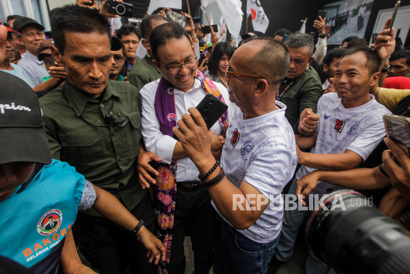 Calon presiden Anies Rasyid Baswedan menyapa warga saat berkampanye di Kampung Tanah Merah, Koja, Jakarta Utara, Selasa (28/11/2023).