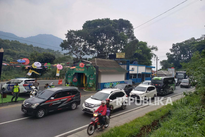 Kondisi arus balik kendaraan di jalur Gentong, Kabupaten Tasikmalaya, Jawa Barat, Ahad (30/4/2023). 