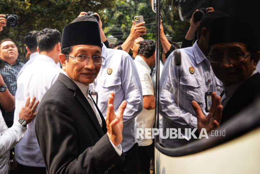Meteri Agama Nasaruddin Umar memberikan sebelum keberangkatan ke Tanah Suci di Kantor Kemenag, Jakarta, Kamis (29/5/2025). Menteri Agama Nasaruddin Umar yang juga Ketua Amirul Hajj mengumumkan delegasi Amirul Hajj pada penyelenggaraan ibadah haji 1446 H /2025 M dan mulai bertugas memimpin misi haji Indonesia di Arab Saudi selama 20 hari mulai dari 29 Mei hingga 17 Juni 2025. Pembentukan dan pemberangkatan Amirul Hajj ini bertujuan membantu memberikan masukan dalam mengelola dan menata manajemen penyelenggaraan ibadah haji, utamanya hal-hal yang berkaitan dengan tugas dan fungsi. Amirul Hajj diharapkan dapat menyapa, menggali masukan dan berkomunikasi langsung dengan jamaah selama di Arab Saudi.