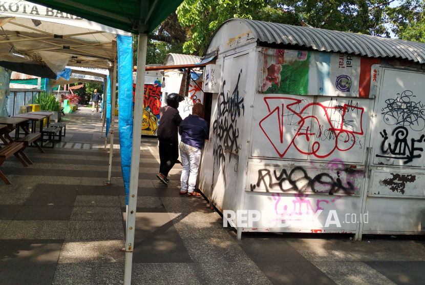 Kondisi Teras Cihampelas, di Jalan Cihampelas, Kota Bandung, sepi pengunjung dan dipenuhi coretan Jumat (4/7/2025). Terkait kondisi ruang publik berkonsep skywalk ini, ada wacana usulan Gubernur Jabar Dedi Mulyadi untuk membongkar Teras Cihampelas. Meski demikinan Pemkot Bandung masih mencari solusi.