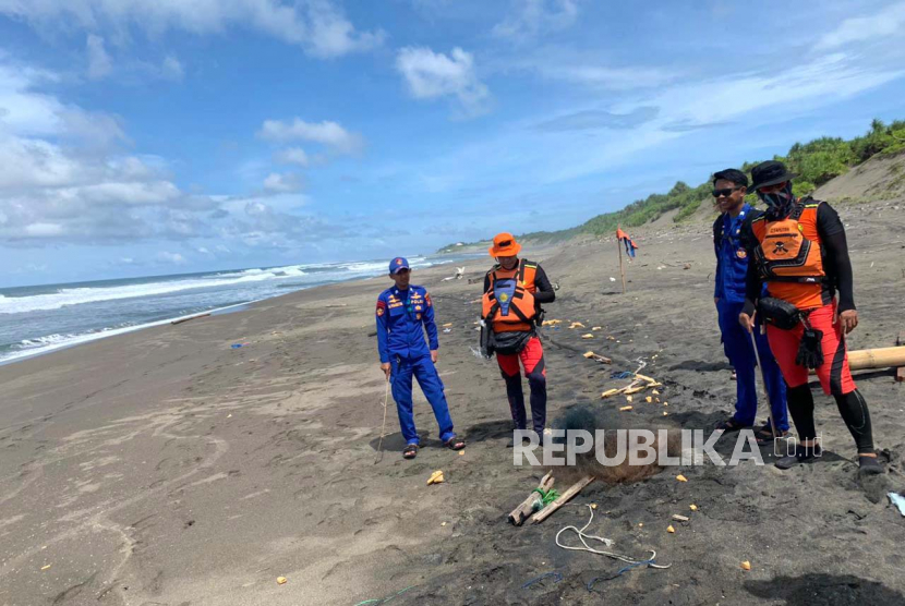 Tim SAR gabungan melakukan pencarian seorang nelayan yang dilaporkan hilang di perairan Santolo, Kabupaten Garut, Jawa Barat, Senin (3/4/2023).