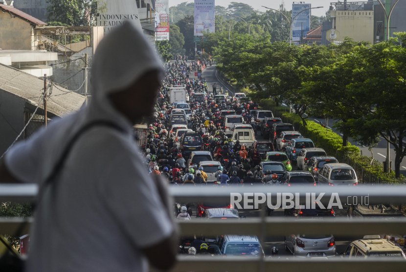 Sejumlah kendaraan terjebak kemacetan di Jalan Raya Margonda, Depok, Jawa Barat. Kota Depok menjadi trending topic di Twitter dengan sekitar 12.300 cuitan pada Senin.
