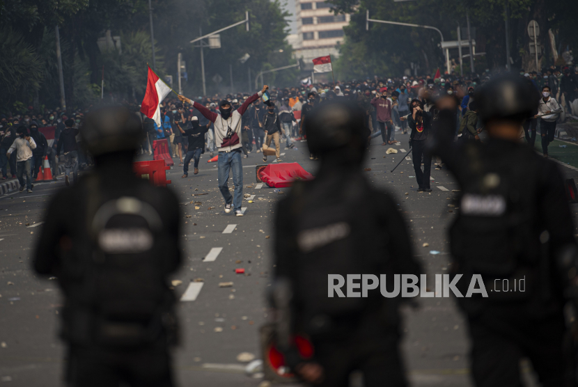 Pengunjuk rasa yang menolak pengesahan Undang-Undang Cipta Kerja berhadapan dengan polisi saat demonstasi di Jalan Medan Merdeka Selatan, Jakarta, Kamis (8/10/2020).Unjuk rasa tersebut berakhir ricuh dan mengakibatkan sejumlah fasilitas umum rusak. 