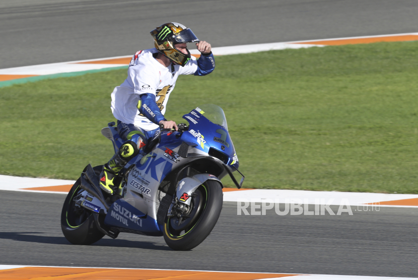  Juara Dunia MotoGP 2020, pembalap Spanyol Joan Mir dari tim Suzuki Ecstar merayakan akhir balapan MotoGP selama Grand Prix Valencia di Sirkuit Ricardo Tormo di Valencia, Spanyol, Ahad, 15 November 2020.