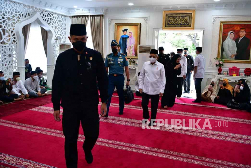 Wakil Presiden Maruf Amin melakukan takziah ke rumah duka almarhum H. Muhammad Rapsel Ali di Jalan Bontomangape Nomor 7 Makassar, Senin (10/04/2023). 