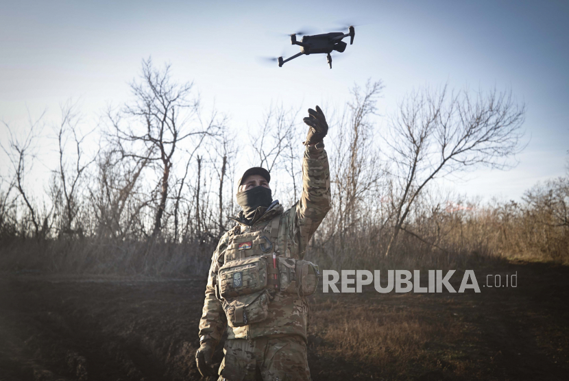 Prajurit Ukraina menerbangkan drone selama operasi melawan posisi Rusia di lokasi yang dirahasiakan di wilayah Donetsk, Ukraina, Ahad, 4 Desember 2022.