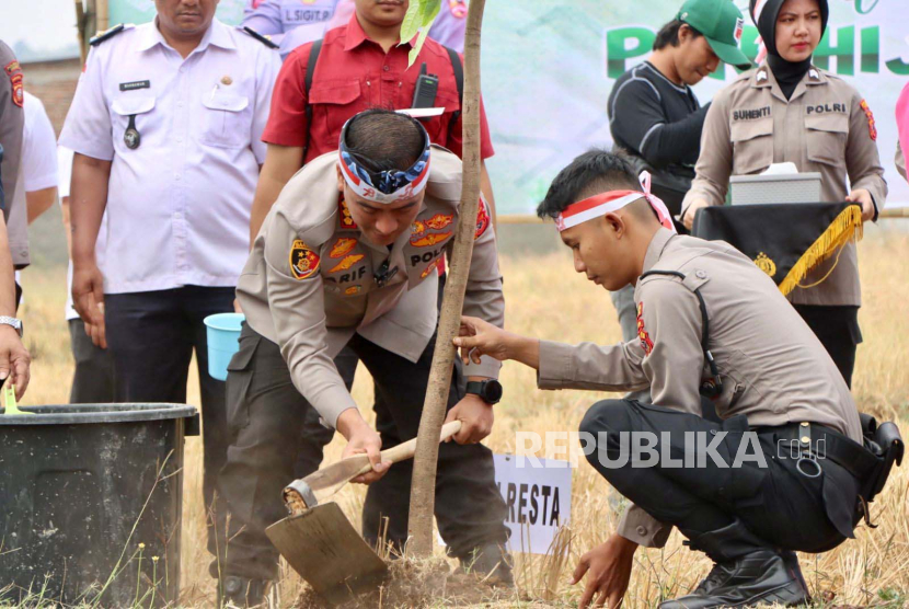 Kegiatan penanaman pohon yang dilakukan Polresta Cirebon di sekitar tanggul sungai Desa Kerandon, Kecamatan Talun, Kabupaten Cirebon, Jawa Barat, Rabu (23/8/2023). 