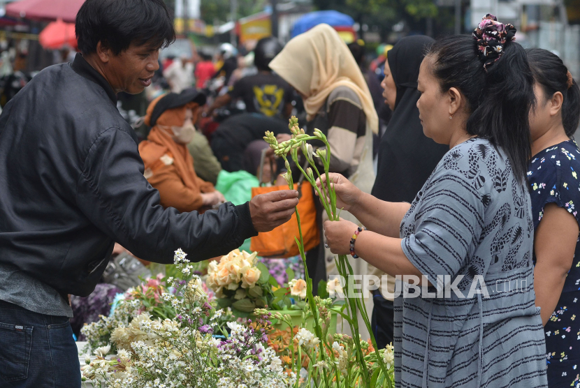 Ilustrasi warga membeli sejumlah komoditas untuk menyemarakkan Idul Fitri.