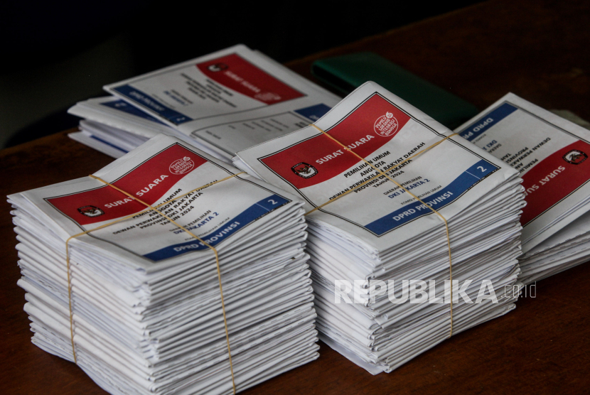 Sejumlah surat suara yang telah dilipat di Kantor KPU Jakarta Utara, Selasa (2/1/2024). 