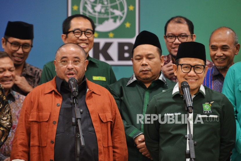 Ketua Umum PKB Muhaimin Iskandar (kanan) bersama Sekjen PKS Aboe Bakar Alhabsy (kiri) menyampaikan keterangan pers usai melakukan pertemuan di kantor DPP PKB didampingi jajaran petinggi PKS dan PKB lainnya di Jakarta, Kamis (25/4/2024). Pertemuan partai koalisi pengusung Anies-Muhaimin ini merupakan pertemuan pertama kali usai penetapan presiden terpilih Prabowo-Gibran oleh KPU pada Rabu 24/4 kemarin. Selain bersilturahmi, pertemuan petinggi PKS bersama PKB tersebut membahas tentang agenda perubahan kedepannya di parlemen juga Pilkada serentak 2024. 