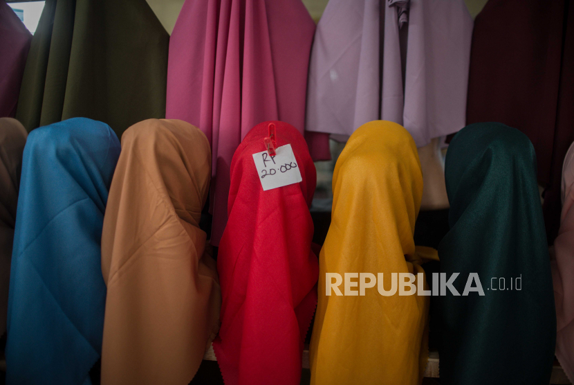 Deretan jenis hijab yang dijual di Pasar Tanah Abang, Jakarta, Kamis (26/11). 