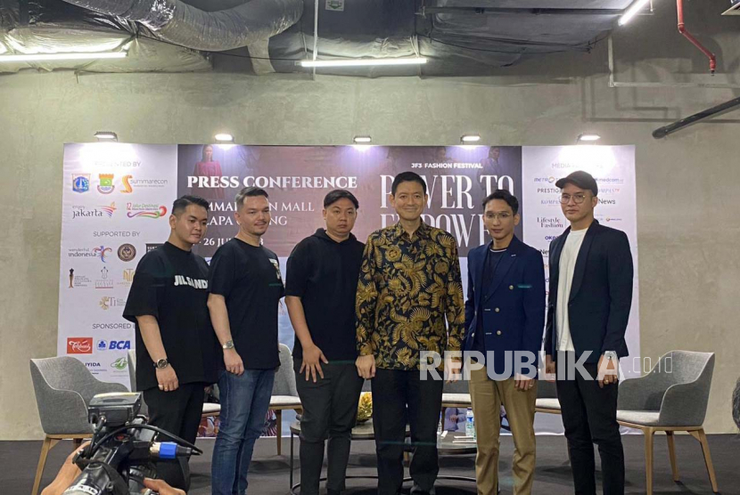 Chairman Jakarta Fashion and Food Festival (JF3) Sugianto Nagaria (tengah) dan beberapa desainer dalam konferensi pers di Mall Kelapa Gading, Jumat (21/7/2023). 