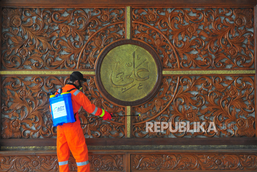 [Ilustrasi] Relawan Palang Merah Indonesia (PMI) dan Aksi Cepat Tanggap (ACT) Jambi menyemprotkan cairan disinfektan di dalam Masjid Agung Al-Falah atau Masjid Setibu Tiang, Jambi, Kamis (19/3/202).(ANTARA/Wahdi Septiawan)