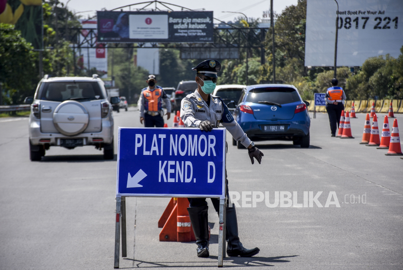 Petugas Dishub Kota Bandung mengatur lalu lintas saat pemberlakuan ganjil genap di gerbang keluar Tol Pasteur, Kota Bandung, Jumat (3/9). Dinas Perhubungan (Dishub) Kota Bandung bersama Satuan Lalu Lintas (Satlantas) Polrestabes Bandung memberlakukan sistem ganjil genap di lima akses tol masuk Kota Bandung yang berlaku mulai Jumat (3/9) hingga Ahad (5/9), dengan tujuan untuk menekan mobilitas masyarakat guna meminimalisir penyebaran Covid-19 di masa PPKM. Foto: Republika/Abdan Syakura