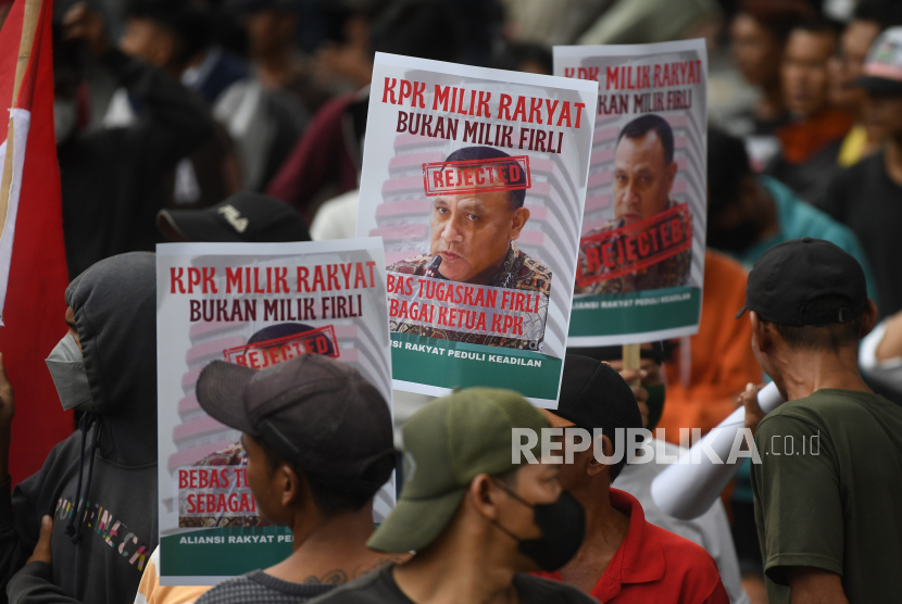 Sejumlah mahasiswa membawa poster saat berunjuk rasa menolak sikap Ketua KPK Firli Bahuri yang memecat Direktur Penyelidikan KPK Endar Priantoro. Pengamat menyarankan Firli dan Endar bermaafan.