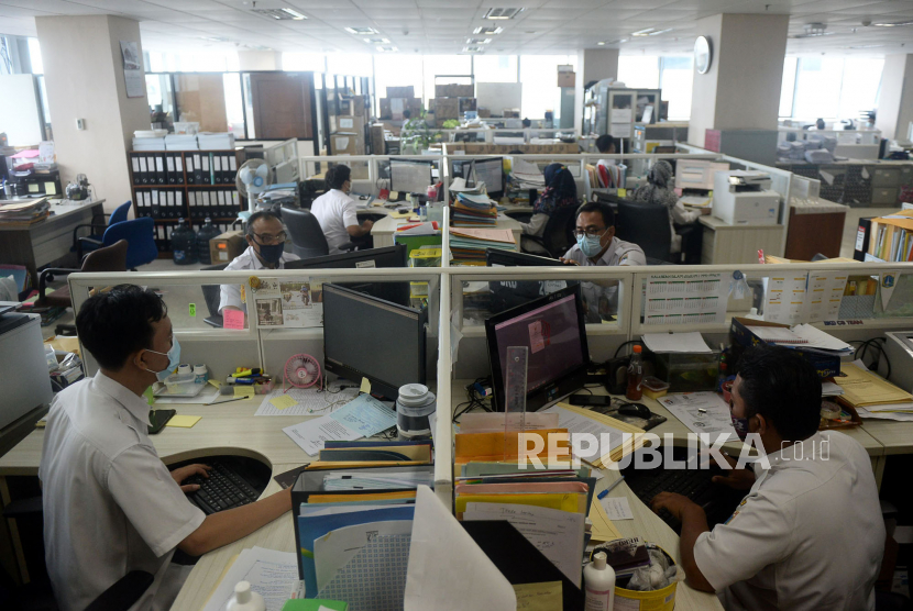 Sejumlah Aparatur Negeri Sipil (PNS) Pemprov DKI Jakarta dilarang cuti dan bepergian keluar daerah saat libur Nataru (foto: ilustrasi)