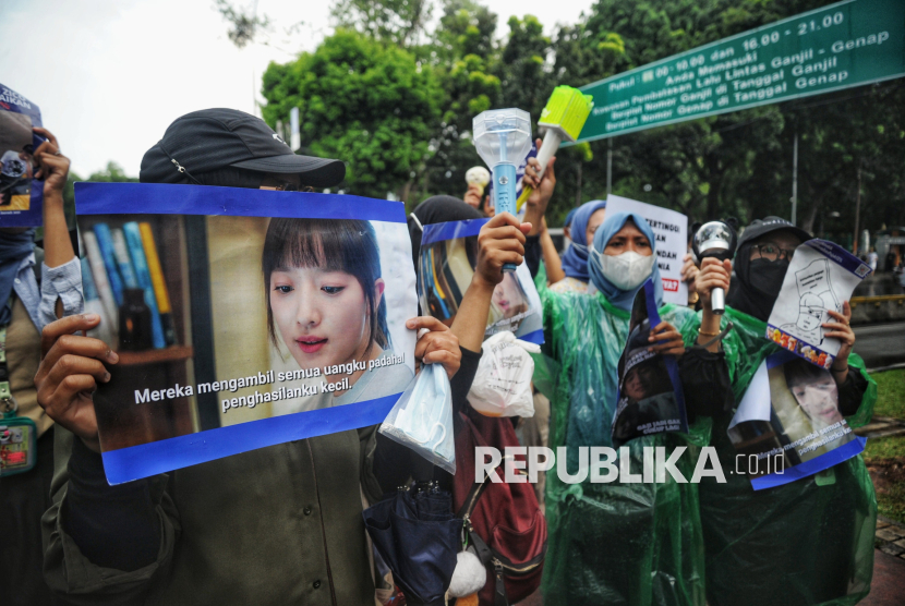 Sejumlah orang melakukan aksi  demonstrasi di seberang Istana Merdeka, Jakarta, Kamis (19/12/2024). Dalam aksinya mereka menolak kenaikan Pajak Pertambahan Nilai (PPN) 12 persen pada 2025. Menurut mereka kenaikan PPN tersebut akan tetap memberatkan masyarakat karena berpengaruh terhadap kenaikan harga.