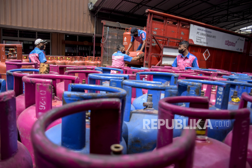 Pekerja melakukan bongkar muat gas elpiji nonsubsidi di salah satu agen LPG Nonsubsidi di Jalan Emong, Lengkong, Kota Bandung, Jumat (4/3/2022). 