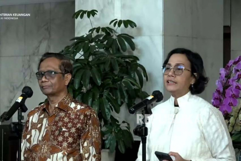 Menkeu Sri Mulyani dan Menkopolhukam Mahfud Md  menggelar konferensi pers di Gedung Kementerian Keuangan (Kemenkeu), Jakarta, Sabtu (11/3/2023), terkait transaksi janggal Rp 300 triliun di Kemenkeu.