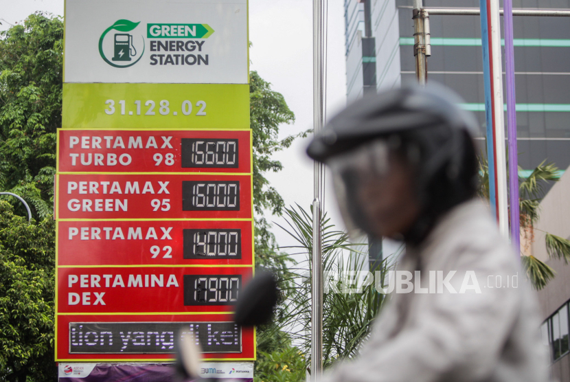 Papan yang menunjukan harga Bahan Bakar Minyak (BBM) nonsubsidi di Jakarta, Senin (2/10/2023). PT Pertamina (Persero) resmi melakukan penyesuaian harga BBM non-subsidi pada 1 Oktober 2023 untuk jenis Pertamax, Pertamax Turbo, Dexlite, Pertamina Dex, dan Pertamax Green 95 dengan kenaikan antara Rp700 hingga Rp1.000 per liter.