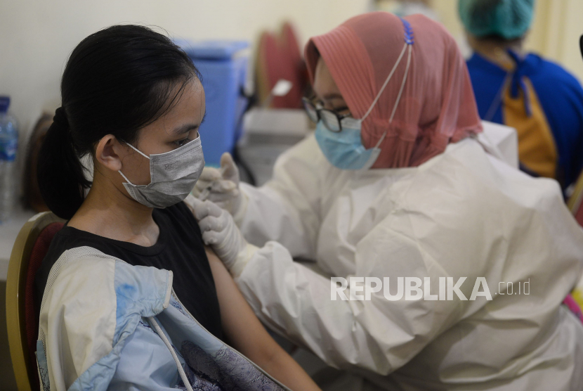 Petugas kesehatan Puskesmas Kecamatan Pancoran menyuntikan vaksin Covid-19 kepada warga yang berusia 18 tahun ke atas  (ilustrasi)