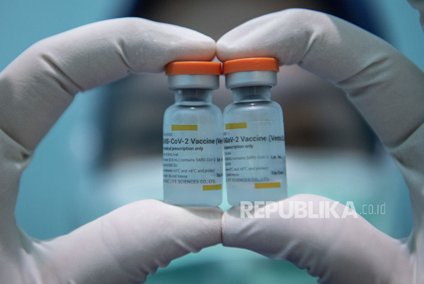 IDI Ajak Kaum Ibu tidak Takut Divakisn Covid-19. Petugas kesehatan menunjukkan vaksin COVID-19 Sinovac di Rumah Sakit (RS) Umum Pusri Palembang, Sumatera Selatan, Senin (25/1/2021). Presiden Joko Widodo menargetkan sebanyak 181,5 juta rakyat Indonesia akan mendapatkan suntikan vaksin COVID-19 sebelum tahun 2021 berakhir. 