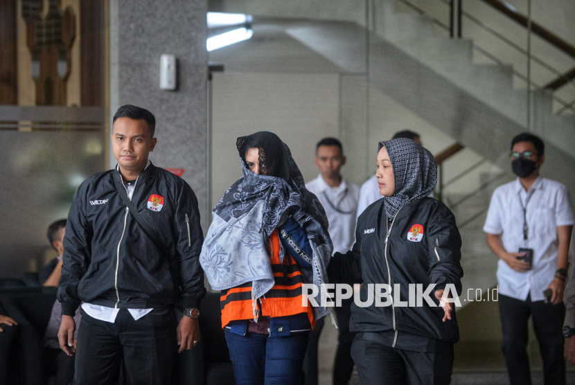 Bupati Pekalongan Fadia Arafiq mengenakan rompi tahanan usai diperiksa di Gedung Merah Putih Komisi Pemberantasan Korupsi (KPK), Jakarta, Rabu (4/3/2026). KPK melakukan operasi tangkap tangan (OTT) terhadap Fadia Arafiq dan menetapkannya sebagai tersangka dalam kasus dugaan korupsi pengadaan barang dan jasa (PBJ) terkait pekerjaan outsourcing di lingkungan Pemerintah Kabupaten Pekalongan.