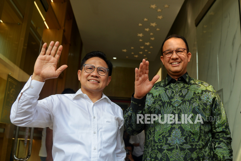 Ketua Umum Partai Kebangkitan Bangsa (PKB) Muhaimin Iskandar (kiri) bersama bakal Calon Presiden dari koalisi Perubahan untuk Persatuan (KPP) Anies Baswedan menyapa jurnalis saat tiba di kantor DPP PKB, Jakarta, Senin (11/9/2023). Kunjungan ini merupakan kunjungan pertama Anies Baswedan ke kantor DPP PKB usai dideklarasikan berpasangan dengan Muhaimin iskandar dalam menghadapi Pilpres 2024. Menurut Sekjen PKB Jazilul Fawaid, agenda pertemuan tersebut dalam rangka membahas agenda prioritas untuk pemenangan Pilpres 2024.