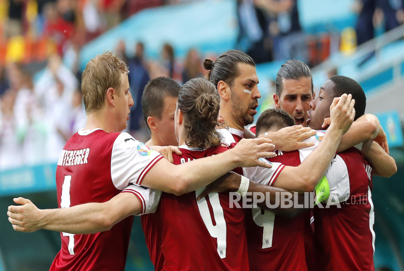 Skuad Austria merayakan keunggulan 1-0 mereka selama pertandingan sepak bola babak penyisihan grup C UEFA EURO 2020 antara Ukraina dan Austria di Bucharest, Rumania, 21 Juni 2021.