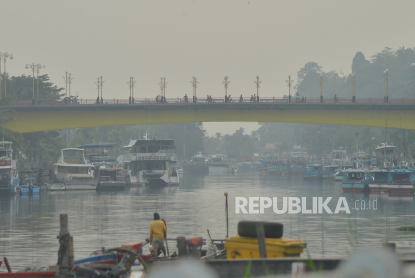 Warga berolahraga di antara kabut asap di Jembatan Siti Nurbaya, Padang, Sumatera Barat, Ahad (8/10/2023). Berdasarkan situs pemantau kualitas udara IQAir, Ahad (8/10/2023) pagi, angka indeks kualitas udara (air quality index/AQI) di Padang sebesar 124 atau masuk kategori tidak sehat bagi kelompok sensitif.  