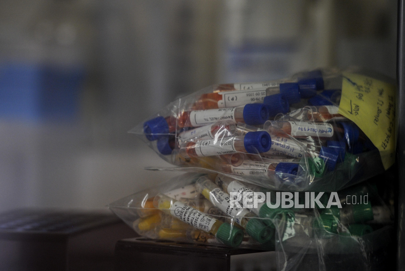 Sejumlah sampel spesimen yang terdapat di laboratorium kontainer di RSKD Duren Sawit, Jakarta (Ilustrasi). Dinas Kesehatan DKI Jakarta menyatakan 49 persen tes polymerase chain reaction (PCR) di Jakarta dilaksanakan secara gratis.