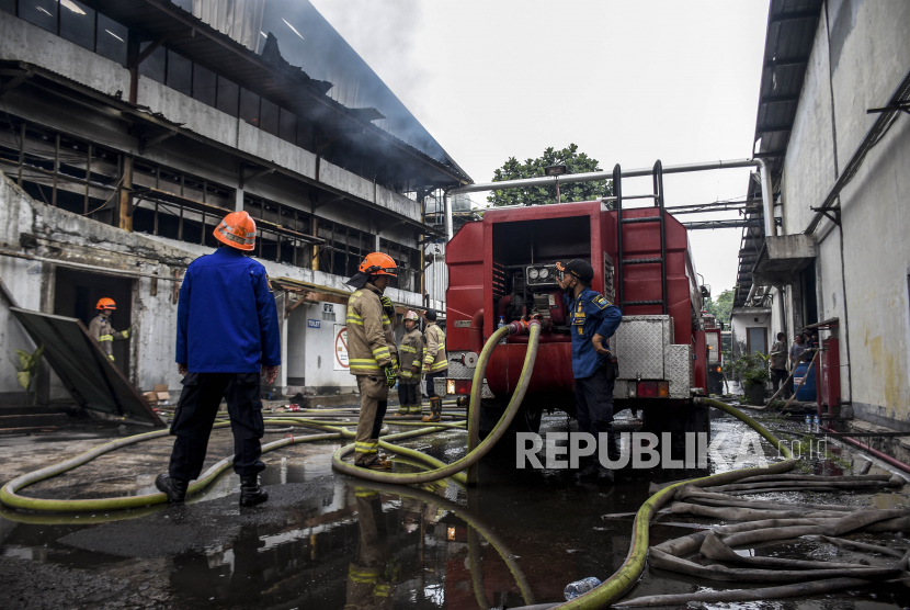 Petugas dari Dinas Kebakaran dan Penanggulangan Bencana (Diskar PB) Kota Bandung melakukan pendinginan di salah satu gudang penyimpanan pabrik tekstil yang terbakar di Jalan Jend Sudirman, Cijerah, Kota Bandung. (Ilustrasi)
