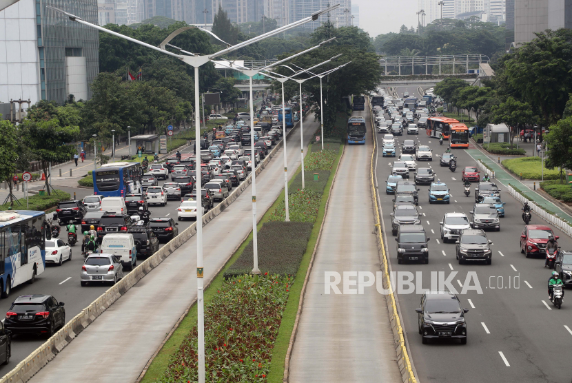  Situasi lalu lintas di jalan utama Sudirman di Jakarta, Selasa, 11 Oktober 2022. Masyarakat Transportasi Indonesia (MTI) menilai rencana pemberian subsidi kendaraan listrik khususnya sepeda motor untuk angkutan online, salah sasaran dan tidak akan menyelesaikan masalah transportasi di Indonesia.