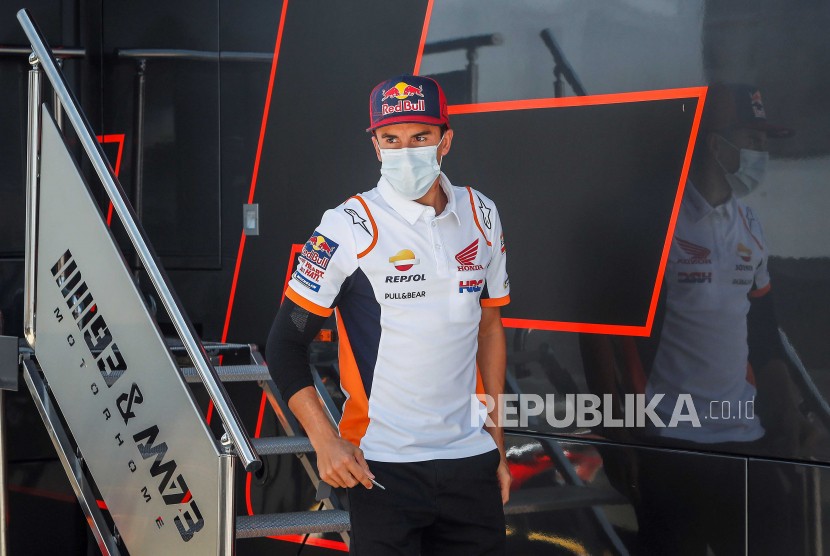 Pembalap MotoGP Spanyol Marc Marquez, Repsol Honda, yang masih belum pulih dari lengannya yang patah setelah terjatuh di Grand Prix sebelumnya, terlihat selama sesi pelatihan gratis untuk Grand Prix Andalusia yang diadakan di Sirkuit Jerez-Angel Nieto di Jerez de la Frontera, Spanyol, 24 Juli 2020. 