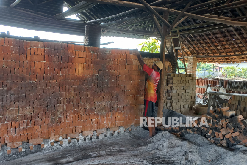 Seorang pengrajin menyelesaikan pembuatan bata merah di Desa Baribis, Kecamatan Cigasong, Kabupaten Majalengka, Jawa Barat, Senin (10/6/2024). 