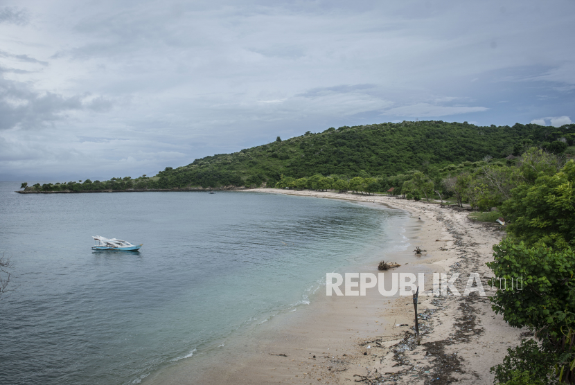 Suasana Pantai Pink yang dipenuhi sampah di bagian pesisir di Sekaroh, Jerowaru, Lombok Timur, Nusa Tenggara Barat, Selasa (9/3/2021). Kurangnya perhatian dan pengawasan dari pemerintah daerah/stakeholder terkait menyebabkan pantai yang menjadi salah satu destinasi wisata di Lombok itu dipenuhi sampah. 