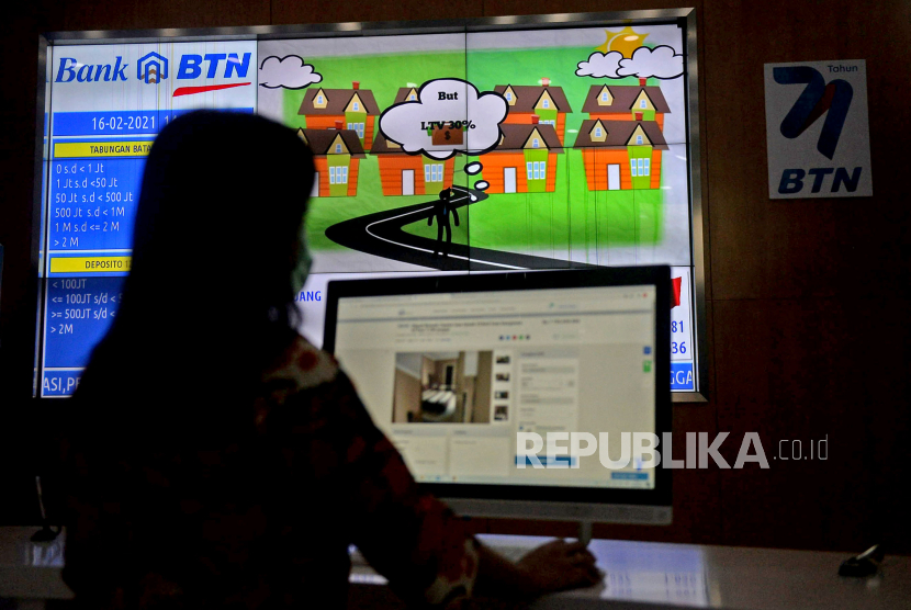 Nasabah mencari informasi tentang pembiayaan rumah di BTN Smart Branch Harmoni, Jakarta (ilustrasi). 