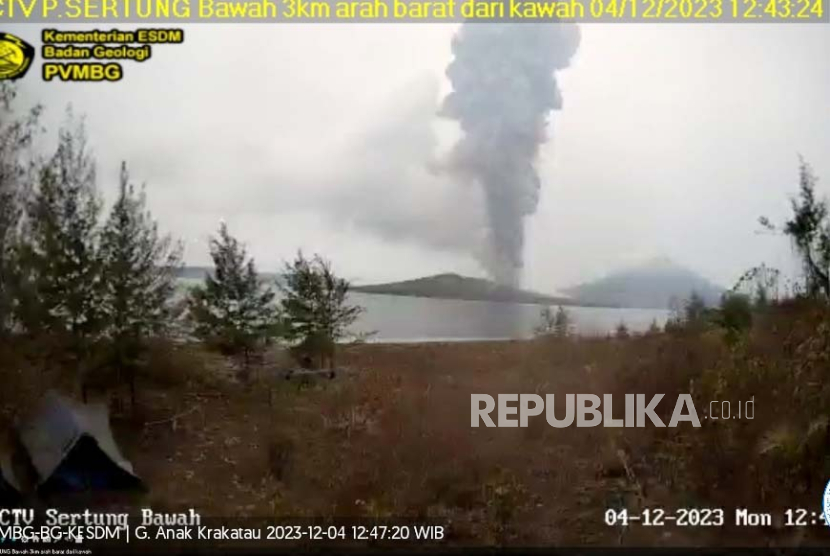 Tangkapan CCTV Gunung Anak Krakatau mengalami erupsi lima kali.