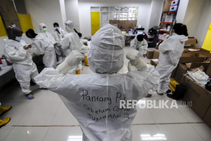 DKI akan Tambah Lima RS Rujukan Covid-19. Tenaga kesehatan memperlihatkan tulisan di baju hazmat sebelum bertugas di RSDC Wisma Atlet, Jakarta, Selasa (26/1). Data Satgas Covid-19 pada Selasa (26/1) mencatat kasus positif di Indonesia bertambah 13.094 sehingga total kasus positif bertambah menjadi 1.012.350 kasus COVID-19 di Tanah Air dari terhitung sejak 2 Maret 2020. Republika/Putra M. Akbar