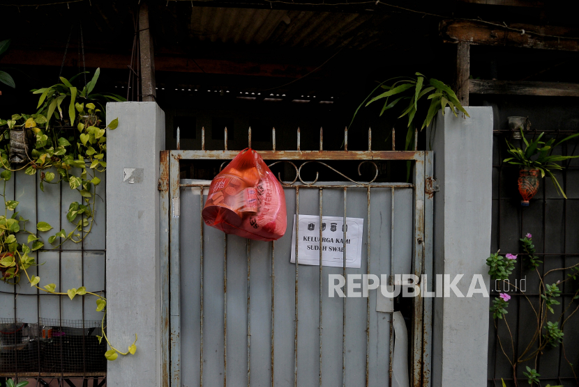 Bantuan bahan pokok digantungkan di pagar rumah pasien positif Covid-19 yang melakukan isolasi mandiri di rumahnya di RT03/RW03, Kelurahan Cilangkap, Jakarta, beberapa waktu lalu.