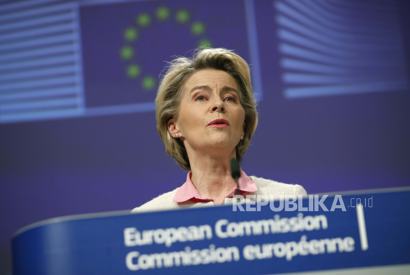 Presiden Komisi Eropa Ursula von der Leyen berpidato di konferensi pers tentang negosiasi Brexit di markas Uni Eropa di Brussels, Kamis, 24 Desember 2020.