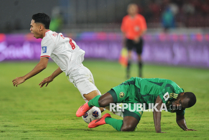 Pemain timnas Indonesia Marselino Ferdinan (kiri) terjatuh saat berusaha melewati adangan pemain timnas Saudi Arabia Saud Abdulhamid (kanan) saat bertanding pada babak ketiga Kualifikasi Piala Dunia 2026 Grup C di Stadion Utama Gelora Bung Karno (SUGBK), Jakarta, Selasa (19/11/2024). Timnas Indonesia berhasil menang atas Saudi Arabia dengan skor 2-0 melalui dua gol dari Marselino Ferdinan pada menit ke-32 dan menit ke-57.