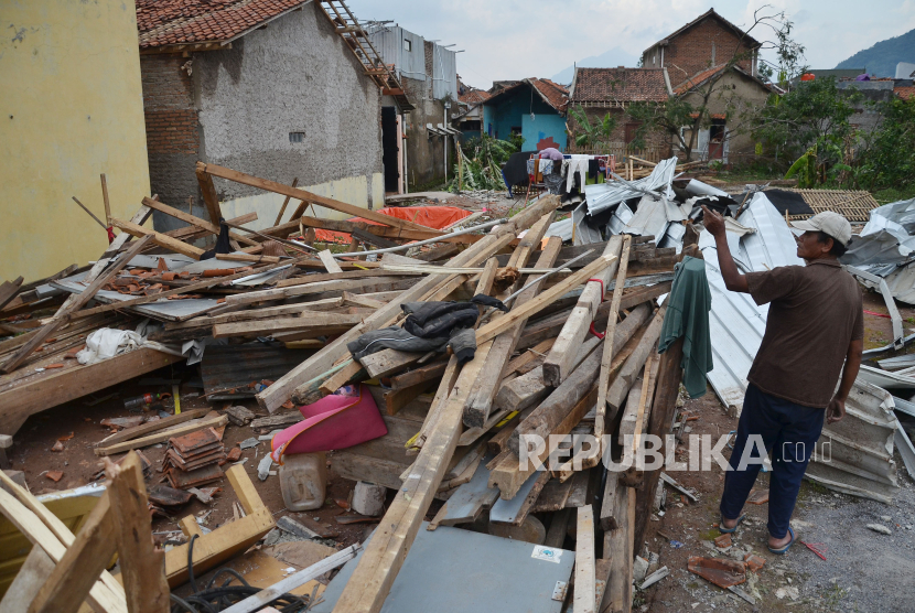 Sejumlah bangunan mengalami kerusakan parah bahkan rata dengan tanah tersapu angin puting beliung di Sumeda, Jabar. Sebanyak 269 bencana terjadi di Jawa Barat sepanjang Januari-Februari 2024.
