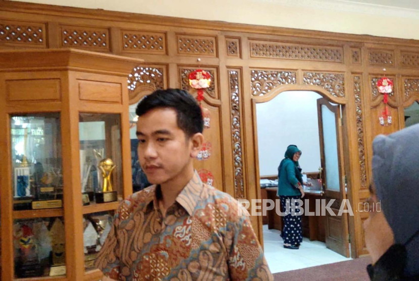 Respon Cawapres nomor urut dua Gibran Rakabuming Raka ditanya soal pose dua jari yang diduga dilakukan oleh Iriana Jokowi, Kamis (25/1/2024). 