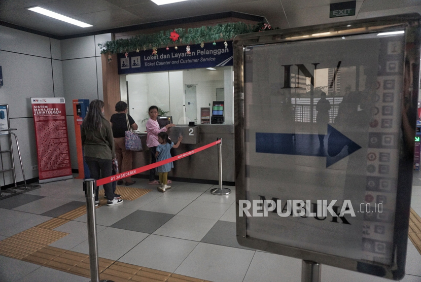 Penumpang antre membeli tiket di Stasiun Dukuh Atas kereta LRT Jabodebek, Selasa (26/12/2023).  Pada Libur Hari Natal antusiasme masyarakat dalam mencoba LRT Jabodebek cukup tinggi. Banyak para orang tua mengajak anak-anaknya menikmati pemandangan Kota Jakarta dengan LRT sebagai alternatif kegiatan libur natal.
