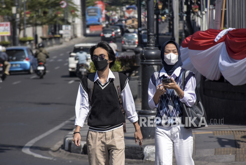 Warga mengenakan masker saat beraktivitas di luar rumah (ilustrasi). Indonesia dihadapkan pada endemi Covid-19 dan polusi udara memburuk yang dianggap sebagai ancaman ganda kesehatan bagi masyarakat.
